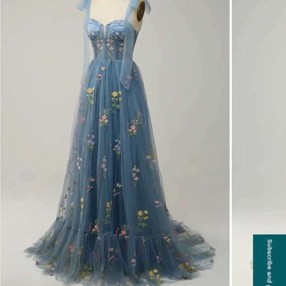 Beautiful unique gown - Picture 2 of 4